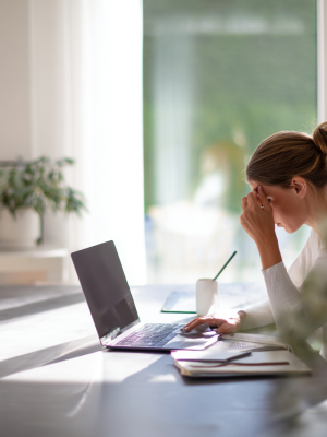 u6727394551_professional_an_natural_photo_of_a_stressed_busin_2e186fbc-b07c-4e87-920d-c54d14ce520a_0